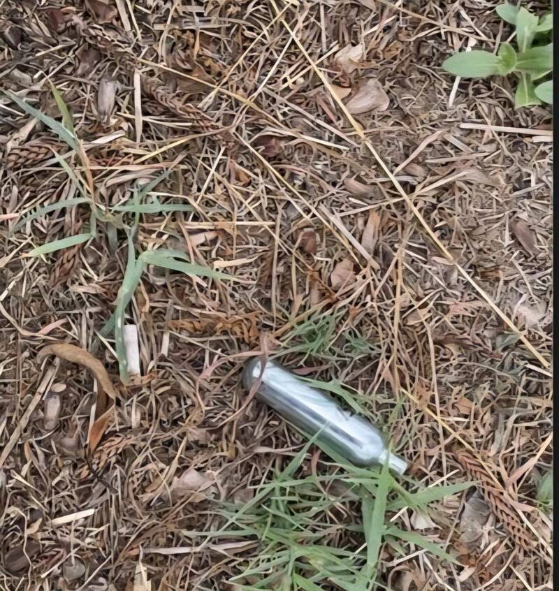 现场空地遗留1支空气钢瓶。(马公警分局提供) 现场空地遗留1支空气钢瓶。(马公警分局提供)