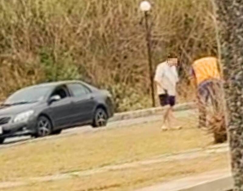 男子在马公石泉空地试枪。(澎湖交通观察日志提供) 男子在马公石泉空地试枪。(澎湖交通观察日志提供)