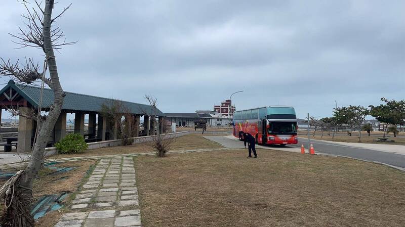 警方到试枪现场石泉空地地毯式搜索。(马公警分局提供) 警方到试枪现场石泉空地地毯式搜索。(马公警分局提供)