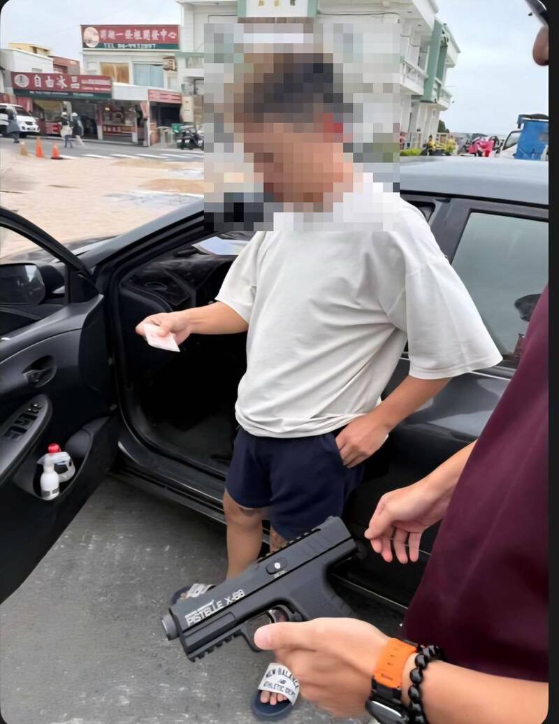 马公警分局警方以车追人,在白沙通梁拦检颜嫌,起出镇暴枪等证物。(马公警分局提供) 马公警分局警方以车追人,在白沙通梁拦检颜嫌,起出镇暴枪等证物。(马公警分局提供)