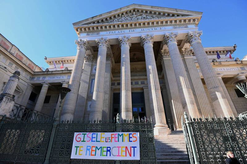 支持者在法国法院外挂布条,向毕立可案受害妻子致敬。(路透档案照) 支持者在法国法院外挂布条,向毕立可案受害妻子致敬。(路透档案照)