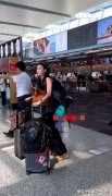 张柏芝机场扛包照刷屏，打了多少“巨婴”明星的脸？