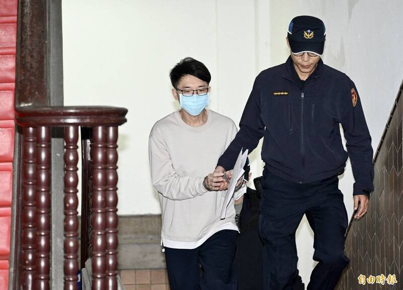 被告少校管制官邱翰林在法警戒护下进入法院应讯。（记者罗沛德摄）