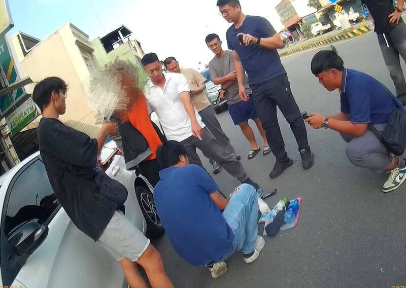 警方逮捕诈骗成员。（里港警分局提供）