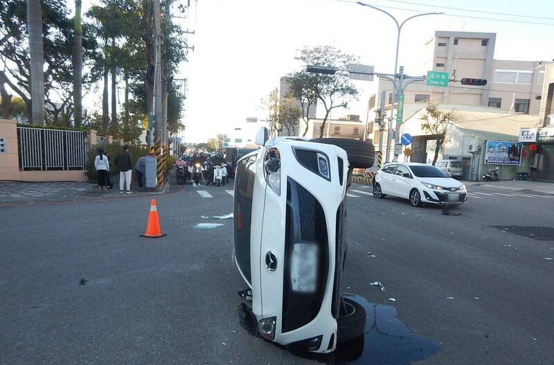 轿车侧翻呈现「立筊」。（图由民众提供）