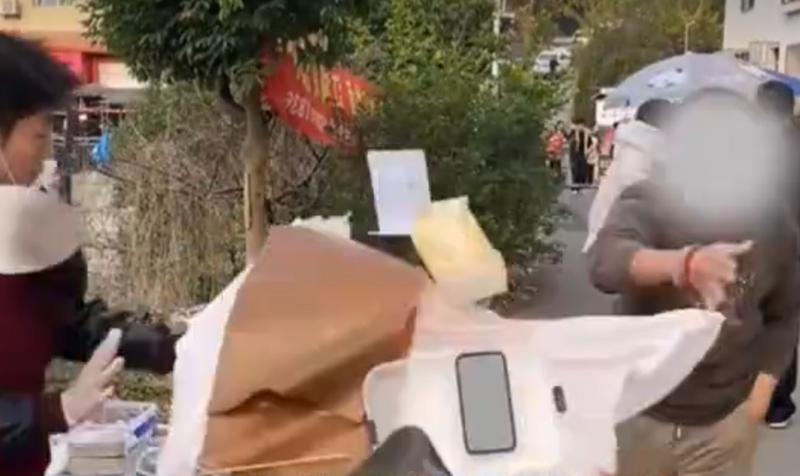 中国四川省绵阳市学生（左）摆摊，被同地区商贩（右）认为是要抢生意，直接把摊位掀翻。（图撷自微博）