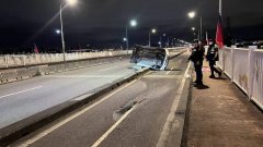 新北华中桥休旅车失控撞护栏翻覆 骑士险遭波及酿2伤