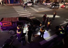 猛男秀舞者持双刀拦车被逮 凌晨传出想挣脱戒具自残送医