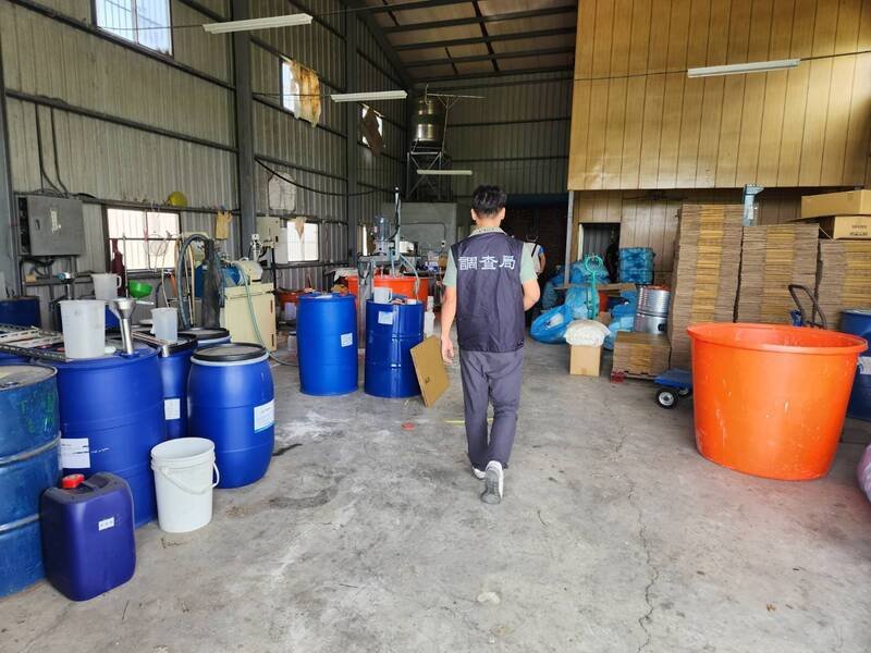 云林地检署会同云林县调查站查获非法制造、分装及贩售伪农药集团，查扣大量原体及成品。（云林地检署提供）