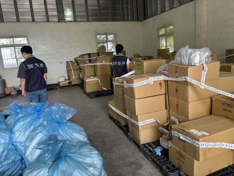 云林地检署会同云林县调查站查获非法制造、分装及贩售伪农药集团，查扣大量原体及成品。（云林地检署提供）