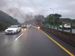 台62线暖暖交流道货柜车轮胎脱落起火 浓烟窜天吓坏后方驾驶