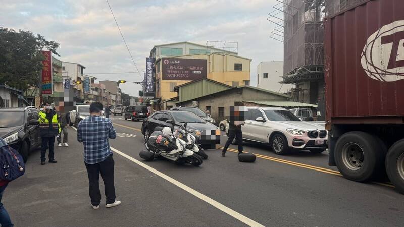 苗栗县警察局交通队2辆警用大型重机遭追撞倒地，2警跳车未受伤。（图由警方提供）