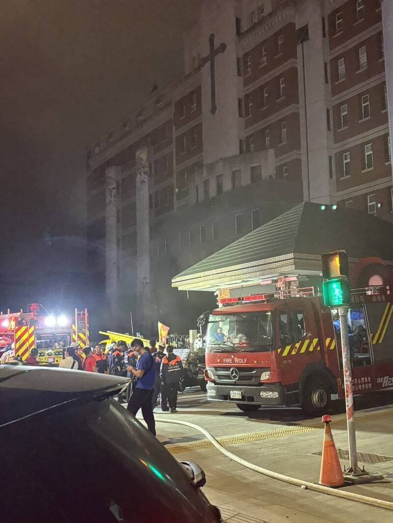 高雄明诚中学机房冒烟酿虚惊，幸无人受伤。（民众提供）