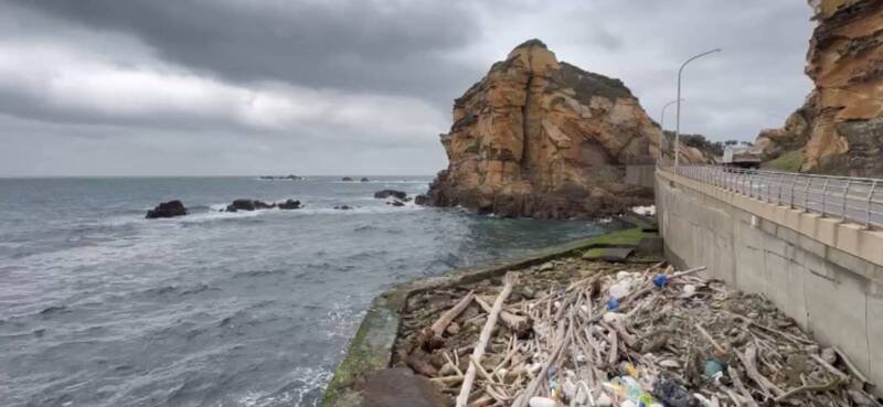 新北市万里区著名的网红打卡景点「骆驼峰」旁海边漂进一个白色麻布袋；袋内竟装有32大包、总重约43公斤的第2 级毒品大麻。（记者林嘉东翻摄）