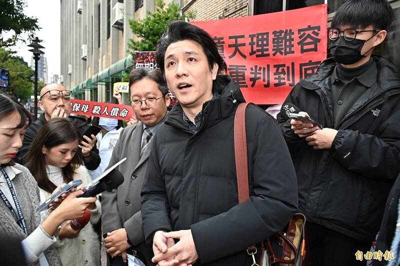 剀外婆的委任律师曾宿明转达剀剀外婆的声明。（记者涂建荣摄）
