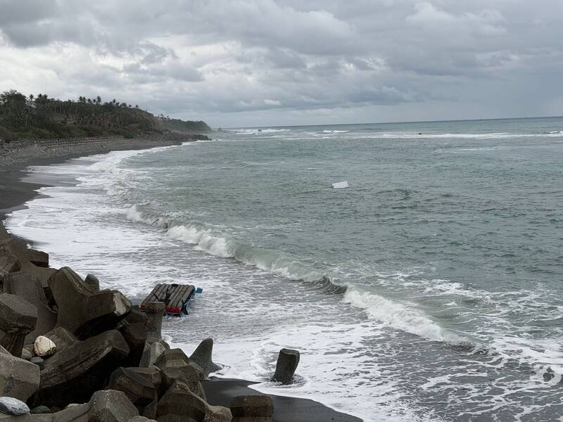 台东县东河乡金樽渔港发生一起翻船溺水意外，整艘船（图中白色）翻覆沉没。（记者黄明堂翻摄）