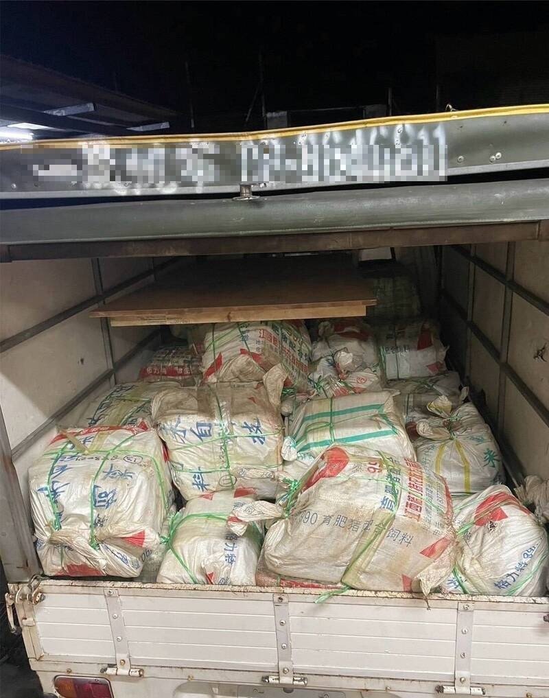 基隆地检署2年前破获曹俊德跨国运毒集团，在帆布货车上查获35袋印有中国简体字的肥料袋，袋内全是中国制K他命，共重890公斤。 （记者林嘉东翻摄）
