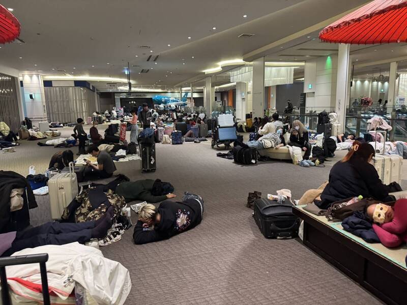 日本北海道新千岁机场，26日晚间有2千人在机场过夜。（图撷自「@motoo_yamanaka」X帐号）