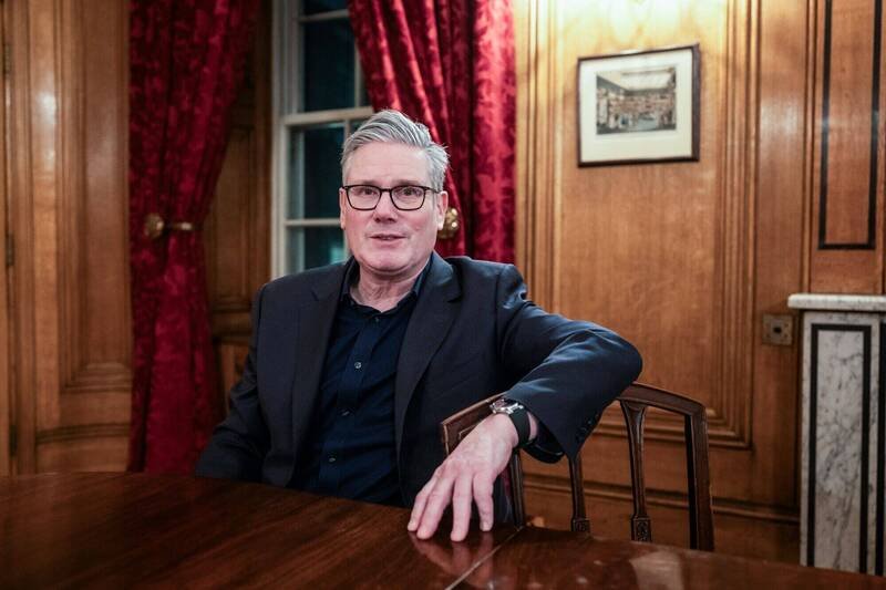 英国首相施凯尔接受《彭博》专访，强调不会在美中之间选边站。（彭博）