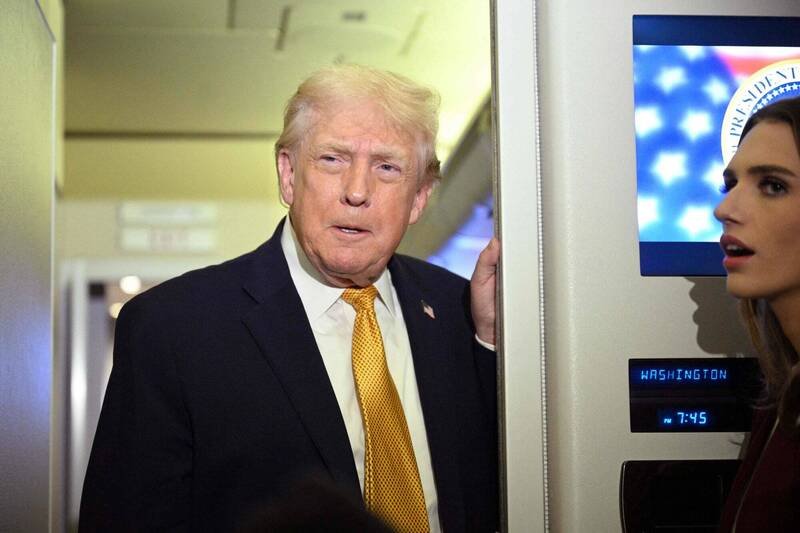 美国昨天在军事行动中抓捕委内瑞拉总统马杜洛后，总统川普今天称美国在委内瑞拉「当家作主」。他还说，对哥伦比亚政府采取军事行动对他来说「听起来不错」。（美联社）