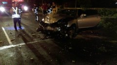 撞分隔岛再飞到对向车道 跑车驾驶命大仅轻伤