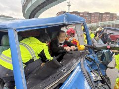 国1北上末端3车连环撞！小发财车驾驶受困获救 车流严重回堵