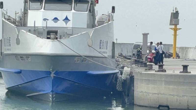 该航商的船集撞击到岸壁。（民众提供）