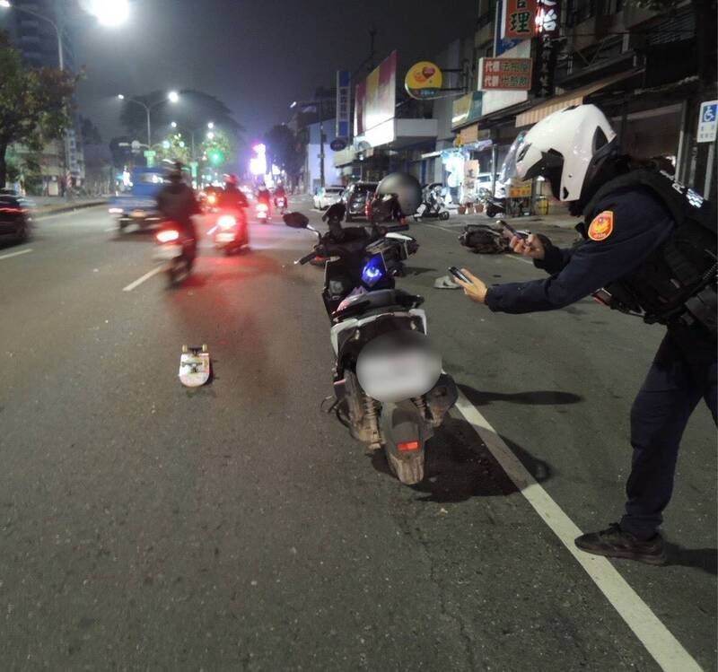 滑板疑操作不慎直接冲入车道。（读者提供）