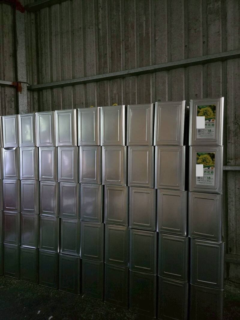 检警调在仓库搜出低价芥花油。（嘉义市调查站提供）