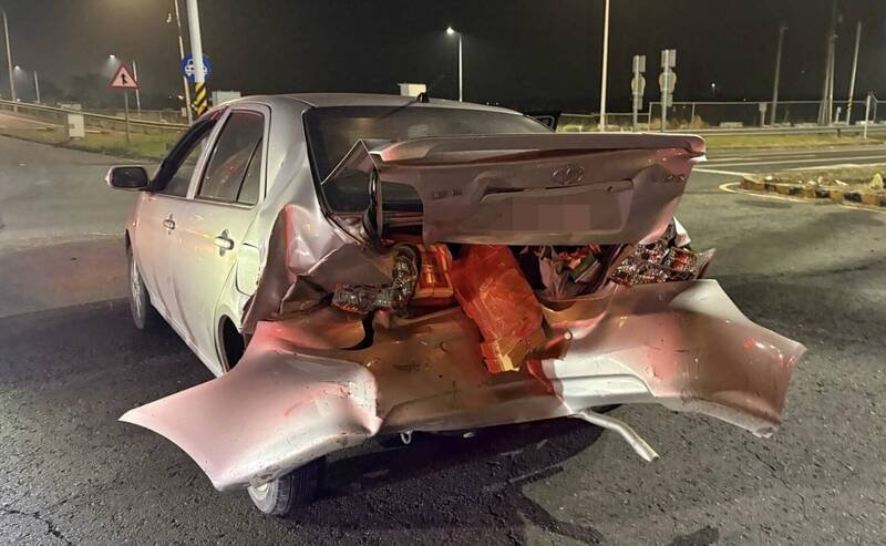 小轿车车尾被撞「屁股开花」。（民众提供）