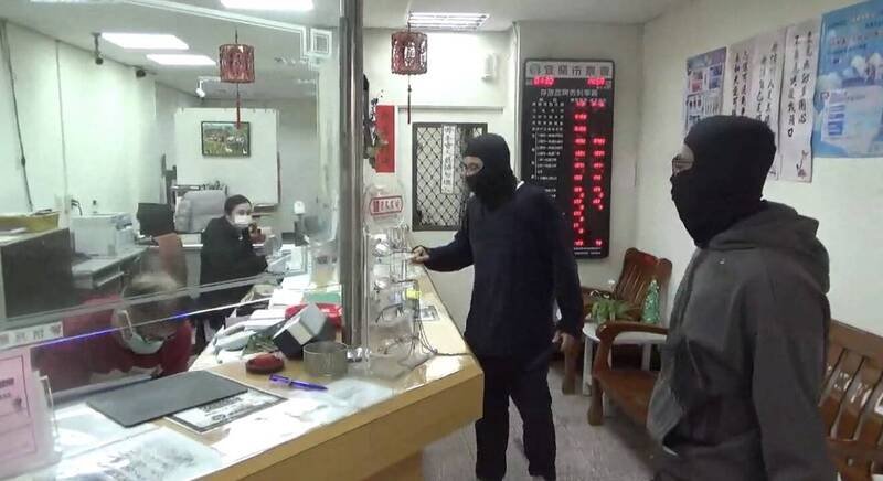 宜兰警分局在宜兰市农会新店办事处进行防抢拦截围捕演练，模拟2名蒙面歹徒持枪抢劫后逃逸。（警方提供）