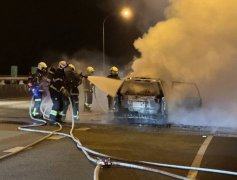 国3甲木栅段火烧车 火舌吞噬轿车幸无人受困