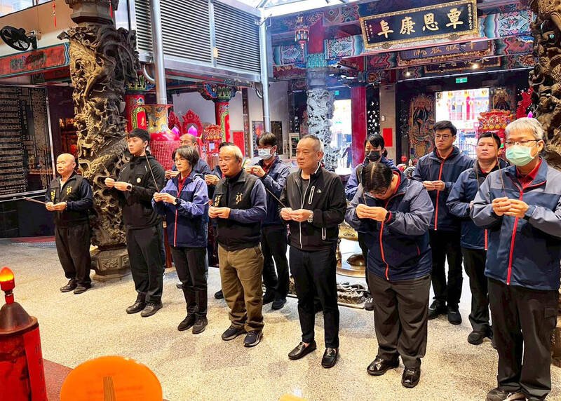 桃园市消防局第四大队大队长陈莉婷（左3）等人前往在地信仰中心龙元宫参拜祈福。（桃市消防局提供）