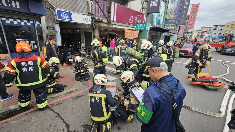 桃园市消防局第四大队选在龙潭传统市场举行火灾抢救兵棋推演暨摊商自卫消防编组演练。（桃市消防局提供）