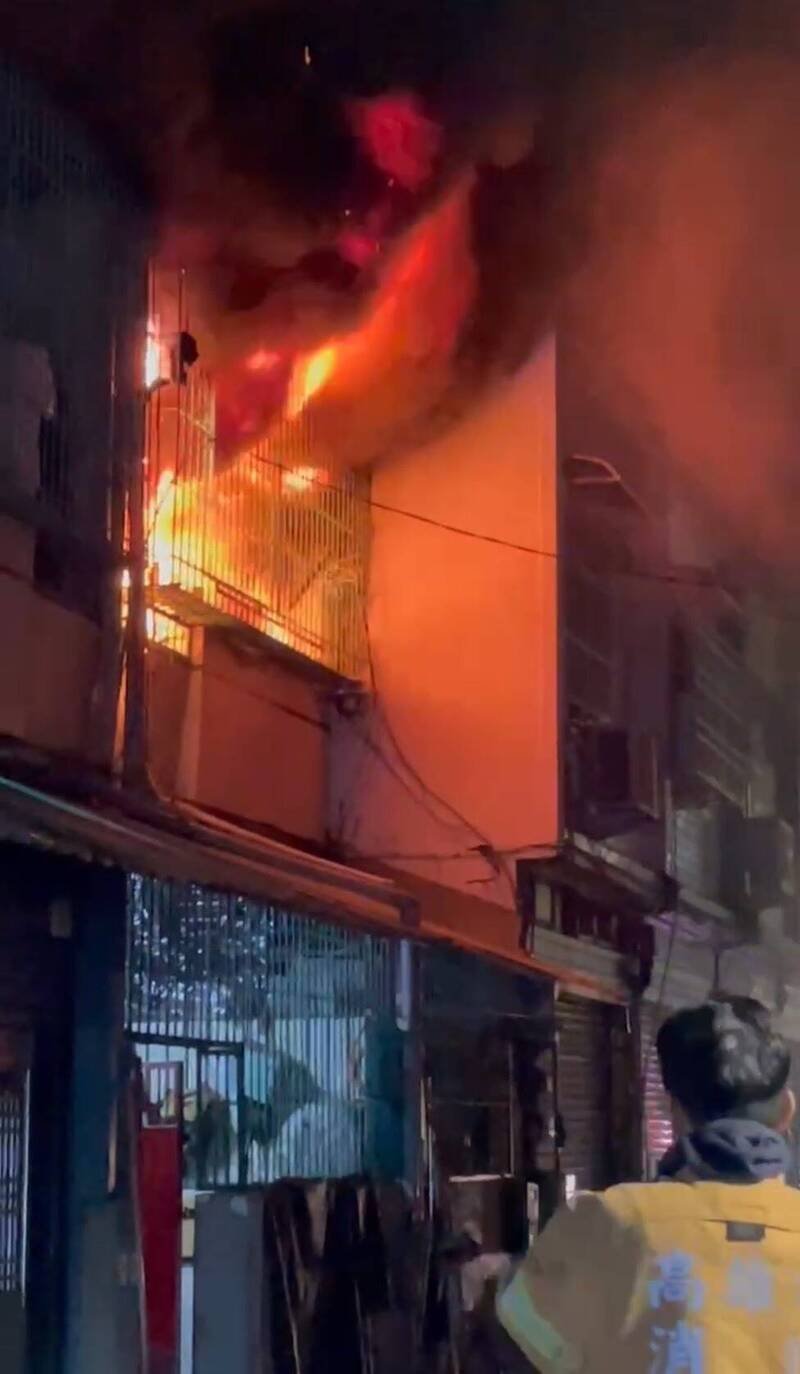 高雄市凤山区1户民宅暗夜发生火警，现场火势很大，1、2楼完全燃烧，造成1人死亡。（民众提供）