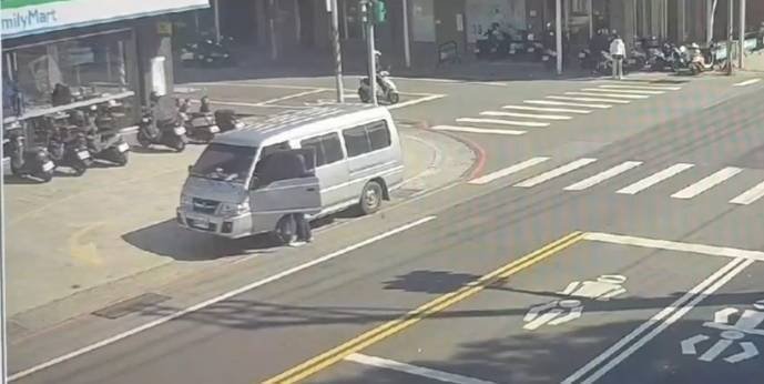 黄姓男子粗心遗失7.5万工程款，八德警靠监视器画面协寻找到失主。（警方提供）