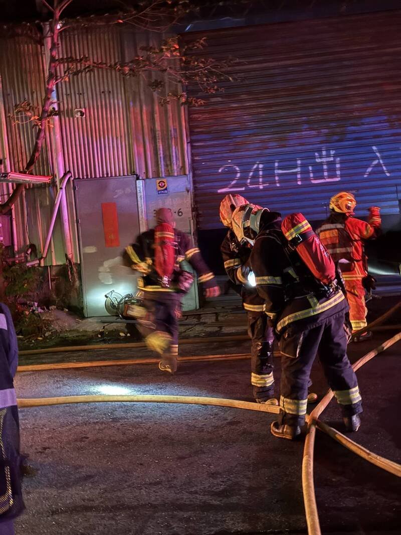 新北市芦洲区仁爱街上今天（18日）凌晨一间铁皮工厂爆发火警。（记者杨心慧翻摄）