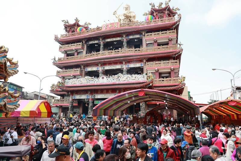 敦和宫过年前就有很多信众才参香，大年初一走春祈福的更是人山人海。（南投县府提供）