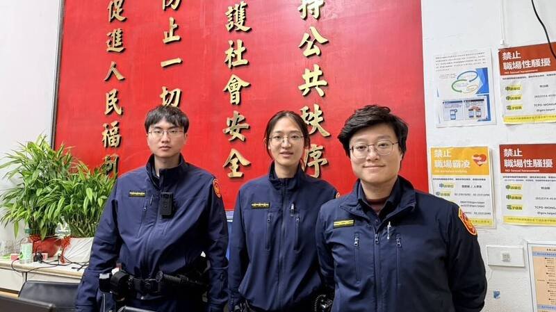 华江所所长王竺榆（右）、警专实习生郑䔶容（中）、洪伟哲（左），助老翁返家。（记者陈彩玲翻摄）