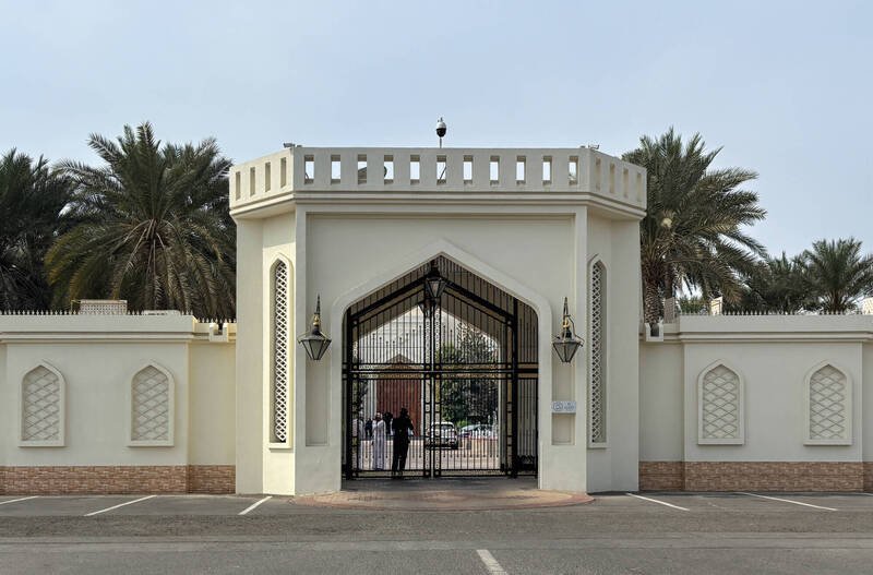 美国与伊朗代表团6日在阿曼首都马斯开特举行首轮会谈。（美联社）