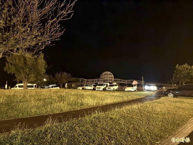 不少空地停上车辆，其中开著露营车，或拖车前来车宿者数量不少。（记者刘人玮摄）