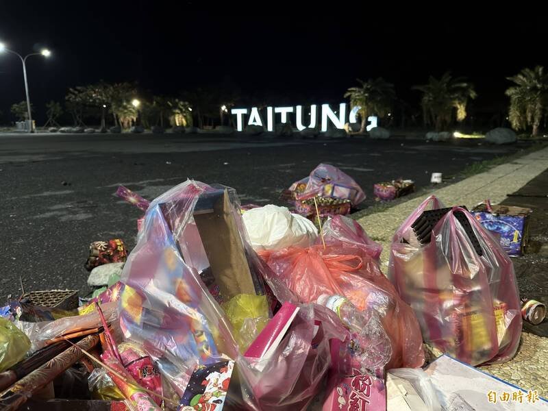 随处可见路边的爆竹垃圾。（记者刘人玮摄）