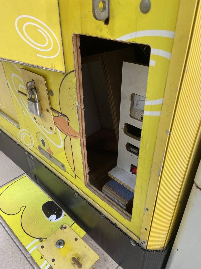新北市淡水传出窃嫌持铲子连续破坏夹娃娃机，窃嫌得手后故技重施未果，警方一小时内逮人，将通缉犯送办。（记者吴仁捷翻摄）