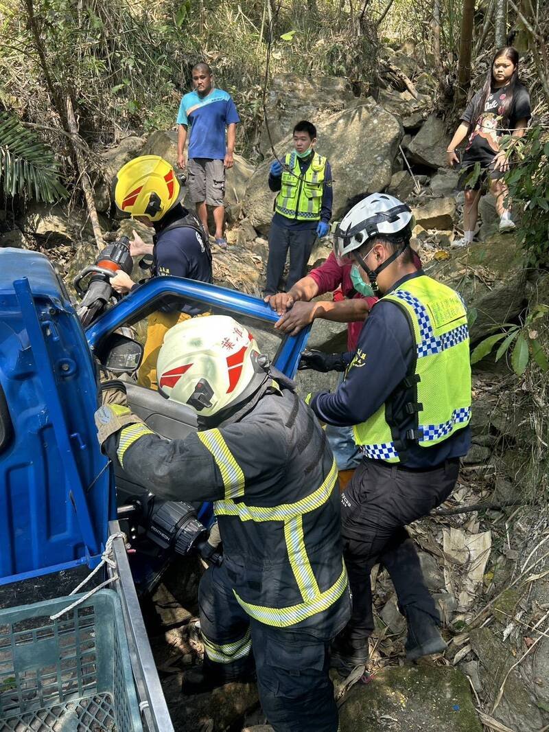 庄女受困在车内，由救援人员救出。（警方提供）