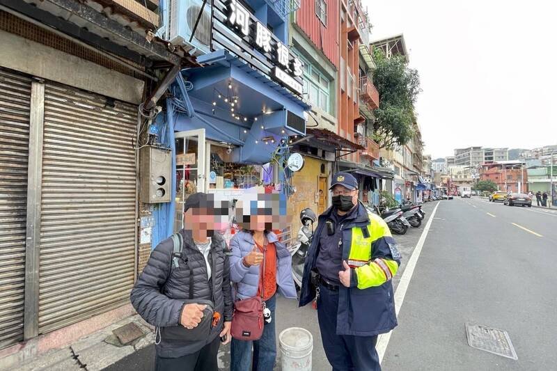 热心员警带著夫妻二人沿途返回寻找皮夹，最终成功找回。（记者吴升儒翻摄）