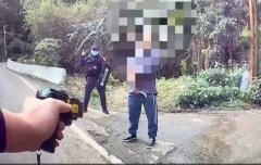 警持电击枪对峙镰刀男 惊险90秒劝降弃械