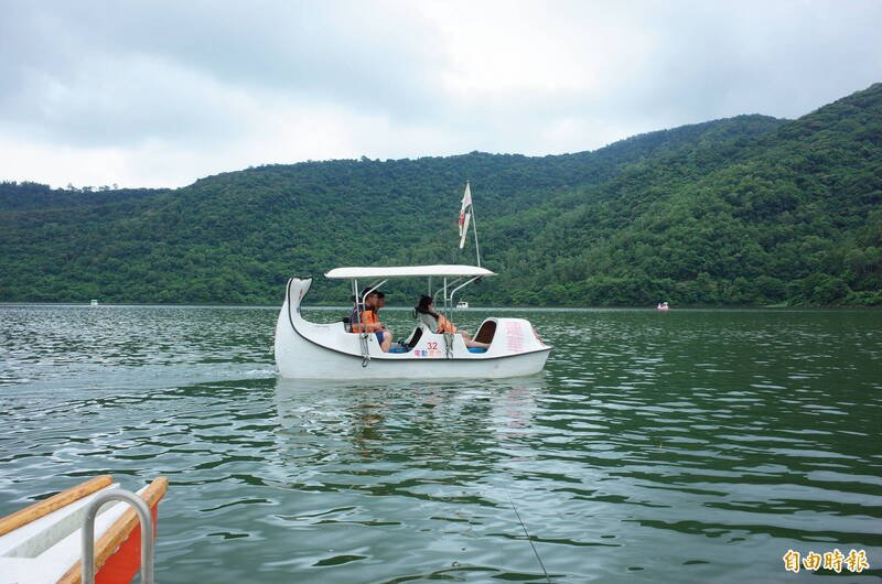 花莲鲤鱼潭搭乘天鹅船的游客反映，很怕碰到快艇造成的船只摇晃，搭一次就不敢再搭。（记者花孟璟摄）