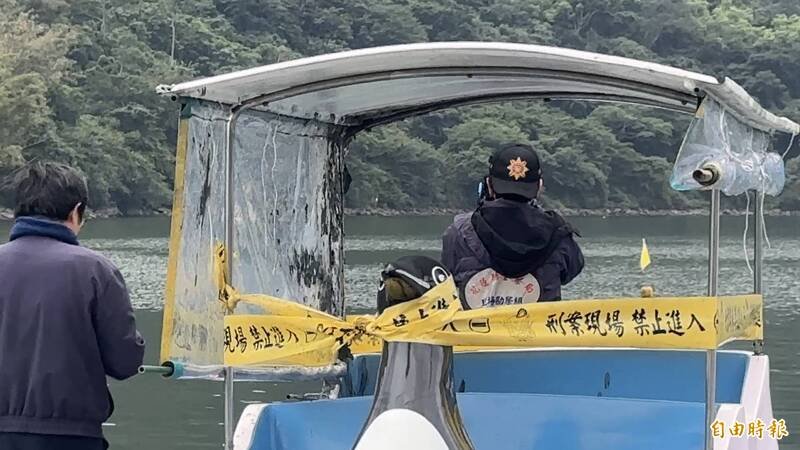 大年初三花莲天鹅船因为动力快艇行驶后造成的涌浪翻覆，被拖回岸边，警方将追究快艇有无触犯公共危险罪。（民众提供）