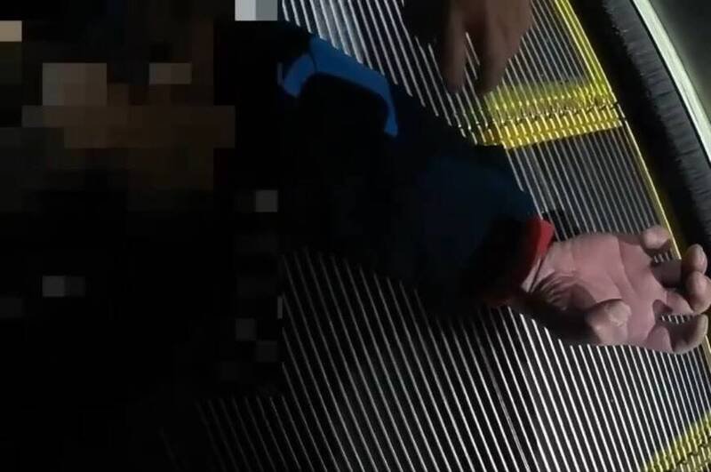 男子昏厥于捷运站手扶梯上。（记者陈彩玲翻摄）