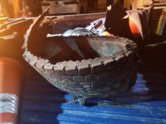 恐怖爆胎！国1北斗段联结车轮胎皮喷飞  5车闪不过撞成一团